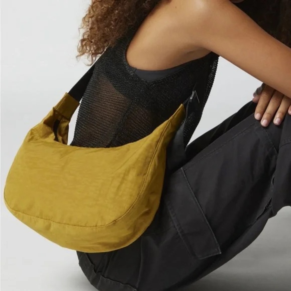 NWOT BAGGU MEDIUM NYLON CRESCENT BAG IN COLOR CAMEL